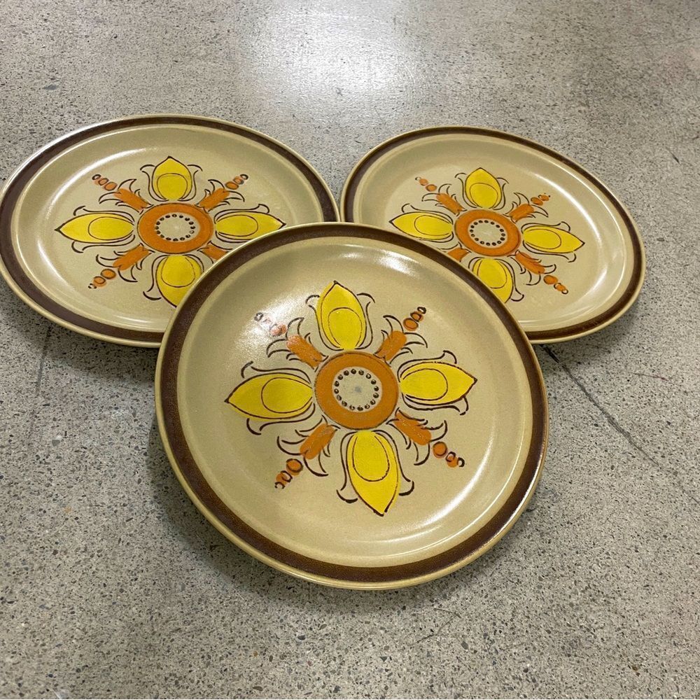 Set of 3 Vintage Stoneware Plates - Picture 2 of 4